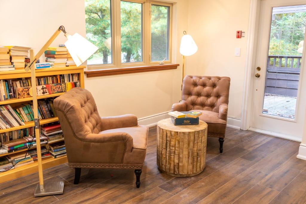 two chairs and a table in a living room at Fairy Bay Lakehouse in Huntsville