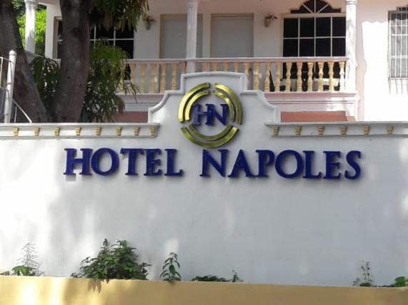 un cartel de pañales de hotel frente a una casa en Hotel Napoles, en Santa Cruz de Barahona