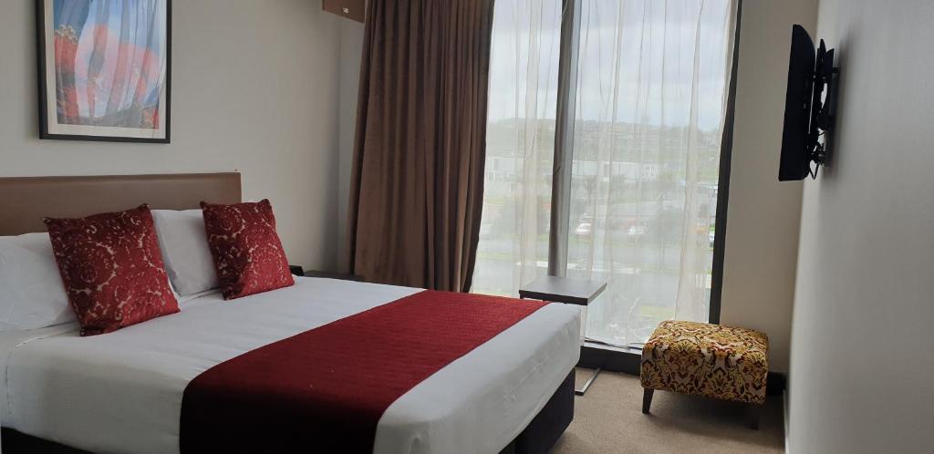 Postel nebo postele na pokoji v ubytování Ramada Suites by Wyndham Auckland Manukau Pacfic Centre