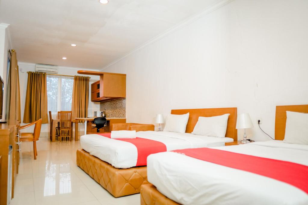 Postel nebo postele na pokoji v ubytování HOTEL & WISMA BINTANG JADAYAT