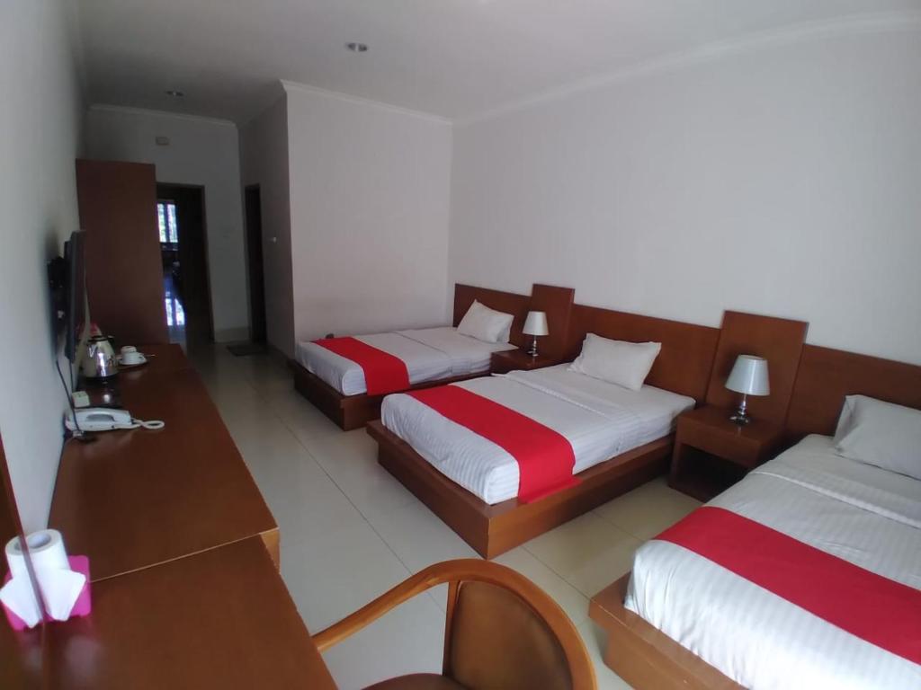 Postel nebo postele na pokoji v ubytování HOTEL & WISMA BINTANG JADAYAT