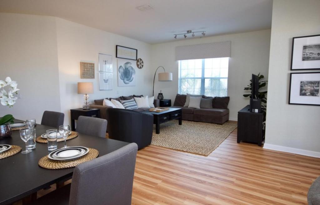 ein Wohnzimmer mit einem Esstisch und einem Sofa in der Unterkunft Vista Cay Epic, New! condo in Orlando
