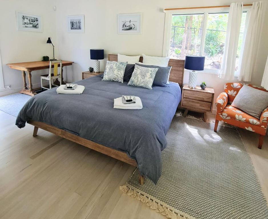 - une chambre avec un grand lit et 2 plateaux dans l'établissement Rock Davis Luxury Beachouse - 100mtrs to Beach, à Patonga Beach