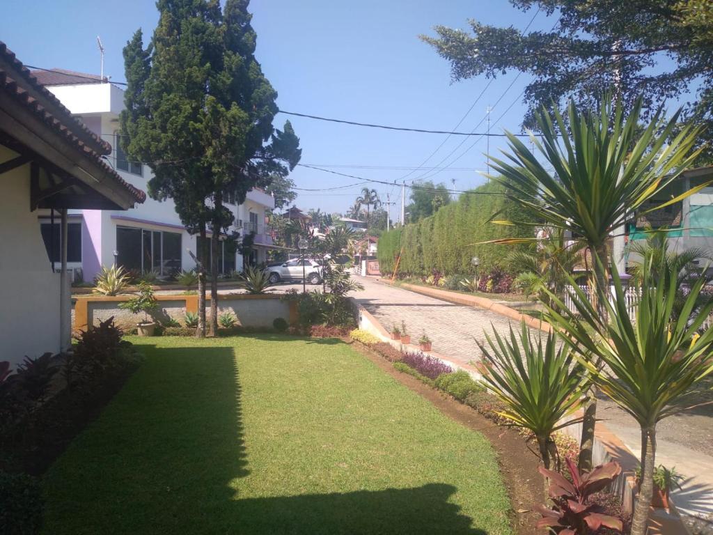Zahrada ubytování HOTEL & WISMA BINTANG JADAYAT