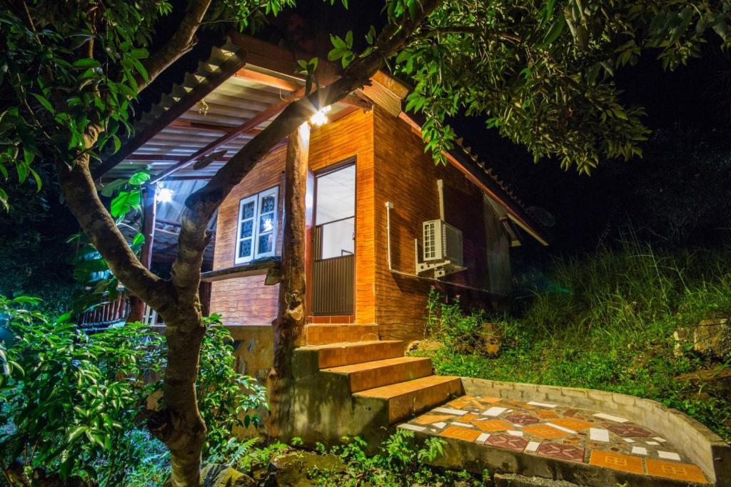 บ้านสวนศรเพชร - Quarto Triplo Com Varanda