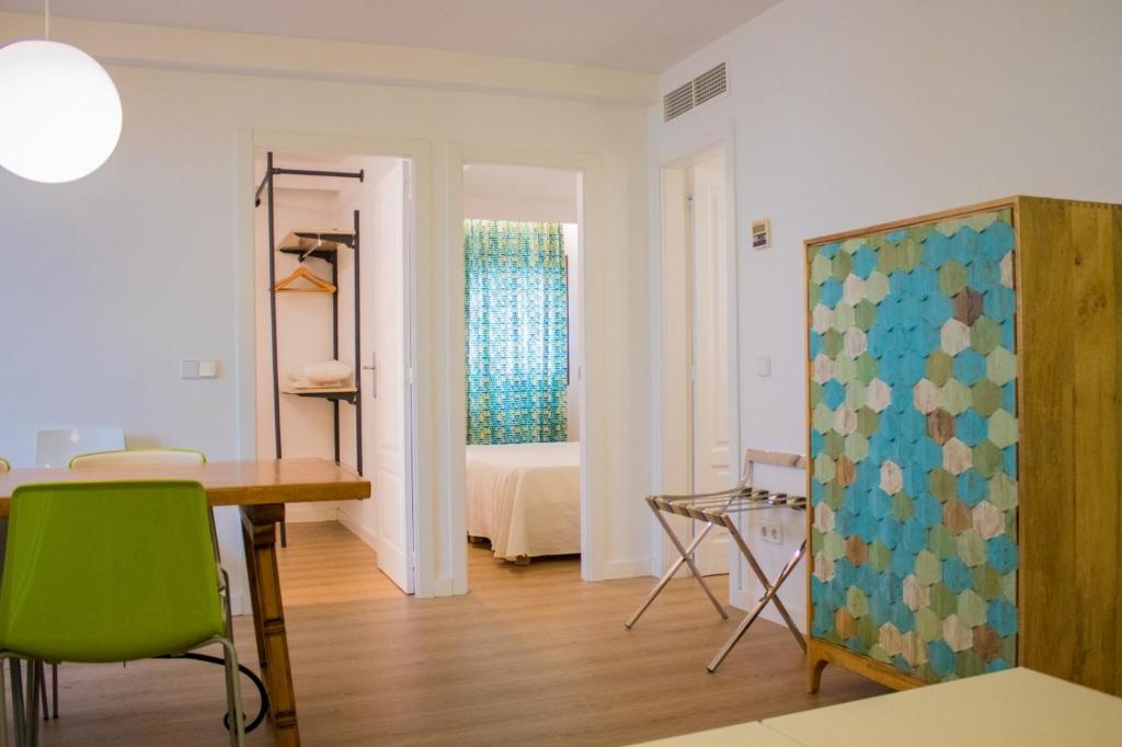 une chambre avec une table et une chambre avec un lit dans l'établissement Aparthotel Boutique Poniente Playa, à Sant Antoni de Portmany