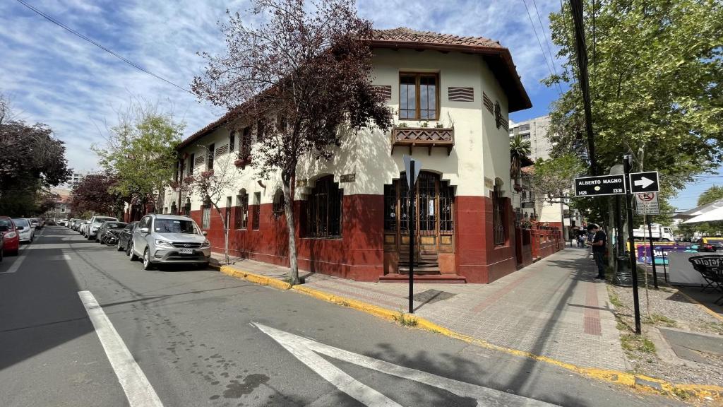 un bâtiment rouge et blanc sur le côté d'une rue dans l'établissement Studio 522, à Santiago