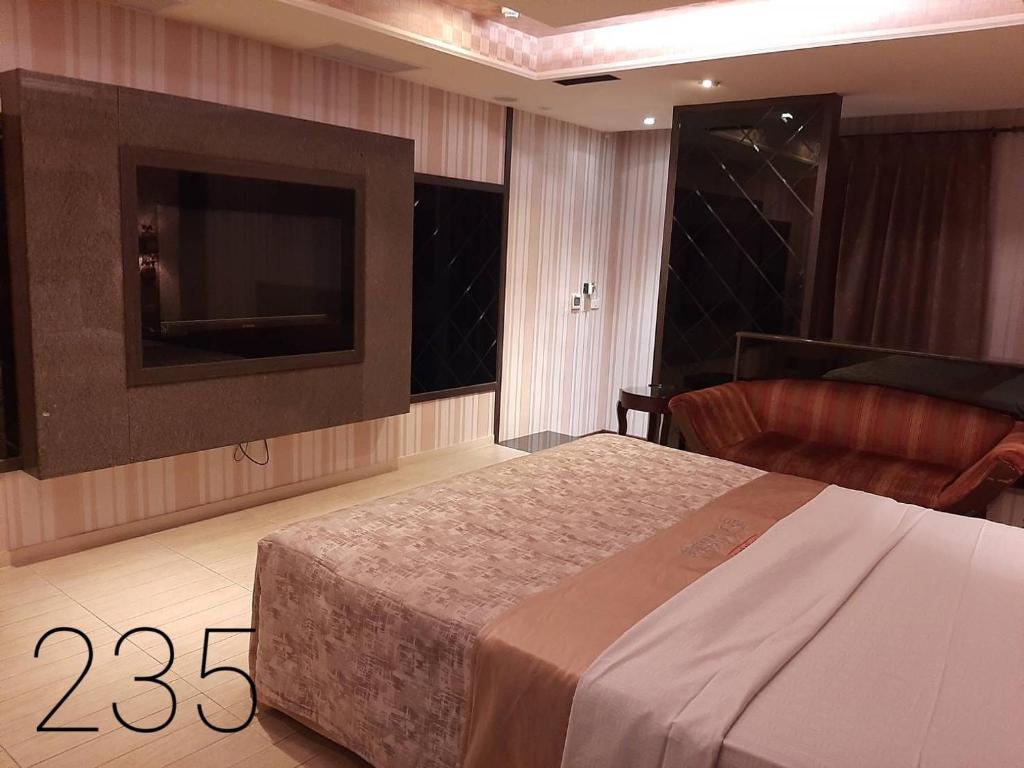 Postel nebo postele na pokoji v ubytování Chateau Motel & Spa (Daliao)