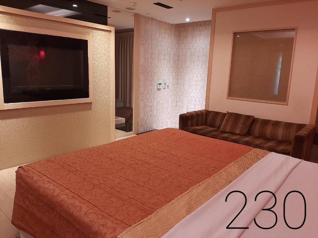 Postel nebo postele na pokoji v ubytování Chateau Motel & Spa (Daliao)