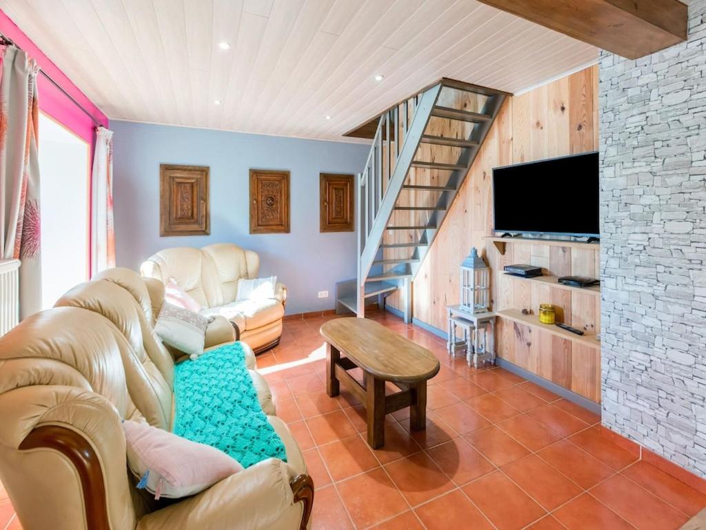 TV a/nebo společenská místnost v ubytování Holiday Home in Nadrin near Lake and Forest