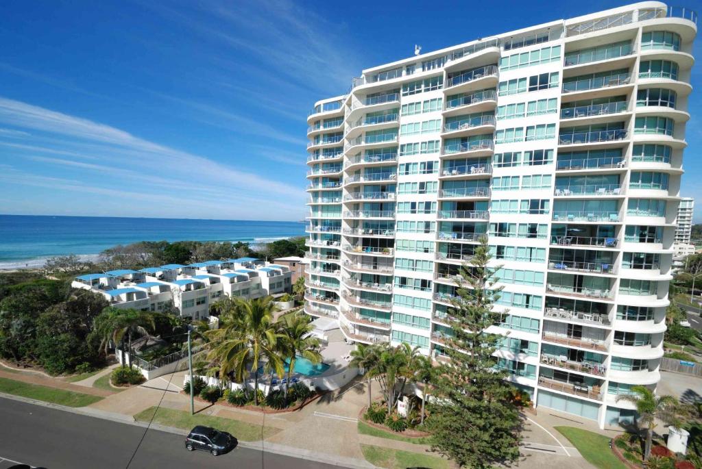un gran edificio de apartamentos con el océano en el fondo en Chateau Royale Beach Resort en Maroochydore