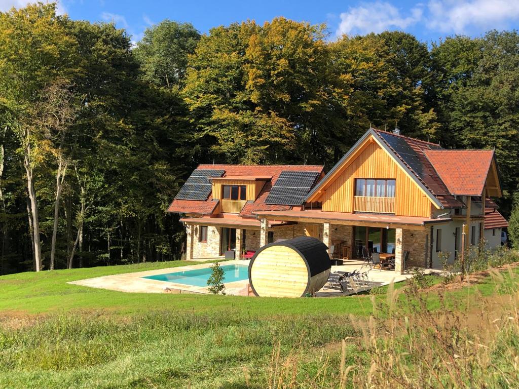 Landvilla Sinelia premium في Dietersdorf am Gnasbach: منزل عليه لوحات شمسية