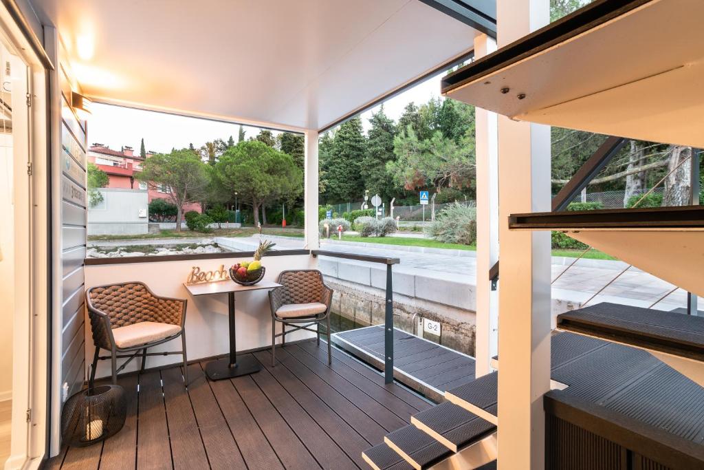 Posezení v ubytování The Sea Lodges Portoroz - Bootshaus Floating Sea House