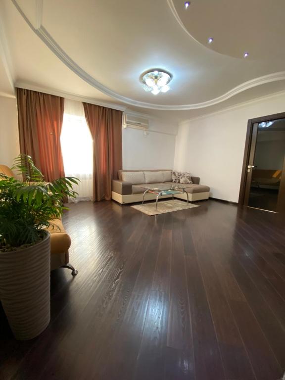 salon z kanapą i stołem w obiekcie Welcome Baku Apartment w mieście Baku