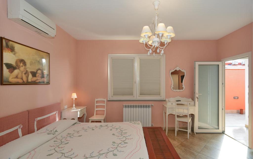 a bedroom with a bed and a table and a desk at La Papaya in Marina di Pisa
