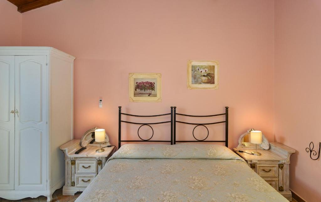 a bedroom with a bed with two night stands and two lamps at La Papaya in Marina di Pisa