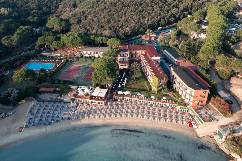 eine Luftansicht eines Resorts neben dem Wasser in der Unterkunft Hotel Desiree in Procchio