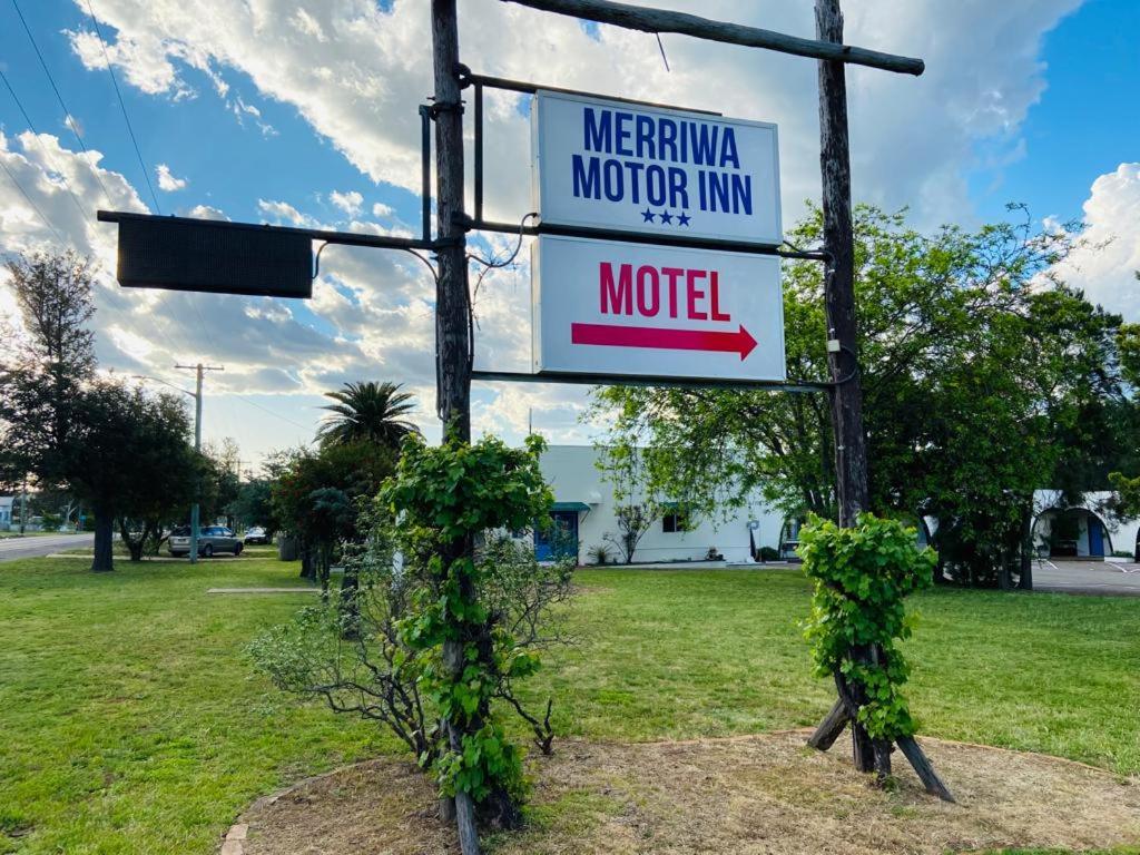 una señal para un motel en una calle en Merriwa Motor Inn en Merriwa