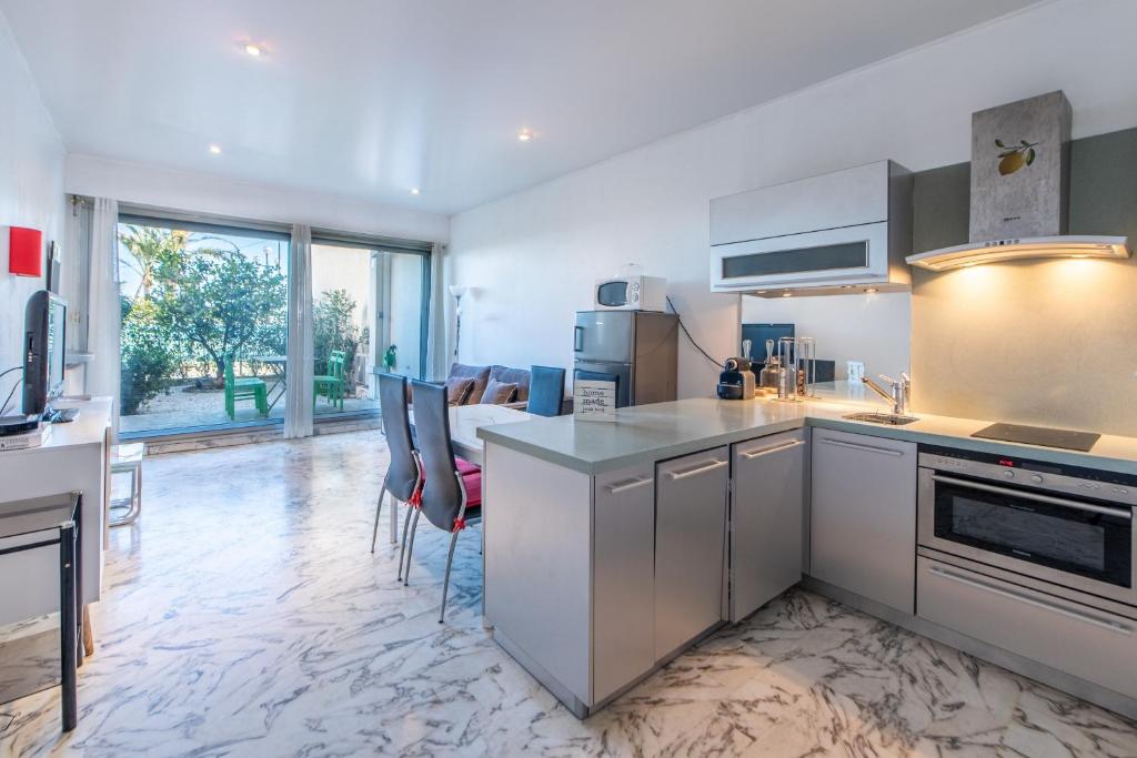 een keuken met witte kasten en een aanrecht bij Happyfew Eros in Nice