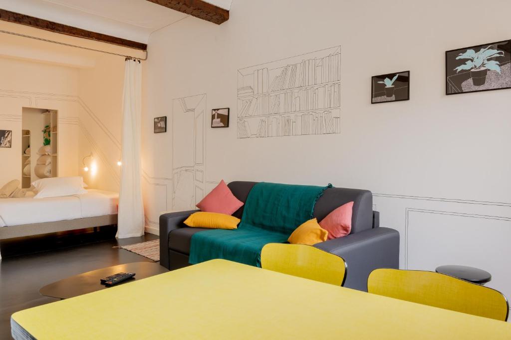 - un salon avec un canapé et un lit dans l'établissement Mini Loft au coeur du Panier - Marseille, à Marseille