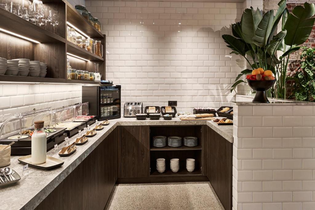 Kuchyň nebo kuchyňský kout v ubytování Urban Yard Hotel