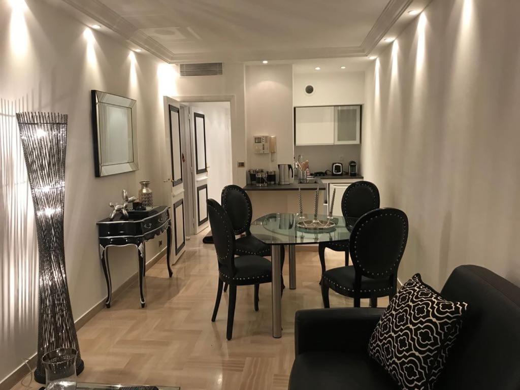 un salon avec une table et des chaises et une cuisine dans l'établissement Studio Gray d’Albion Cannes, à Cannes