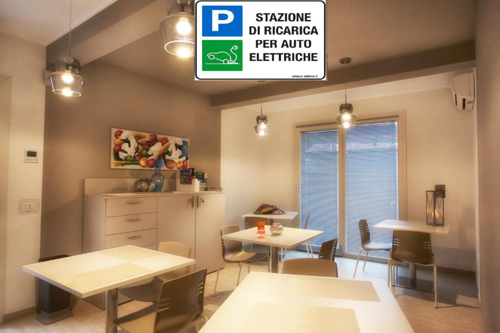 uma sala de jantar com mesas e cadeiras e uma placa em La Diletta - Camere di Charme em Verona