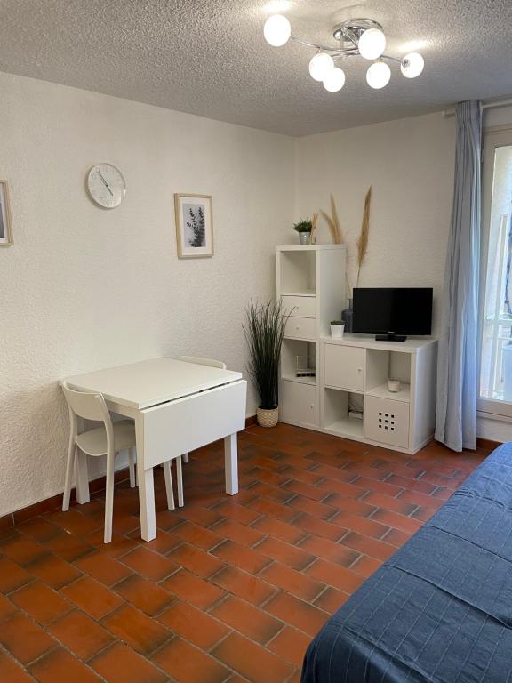 Et tv og/eller underholdning på Beau studio au coeur de Bandol