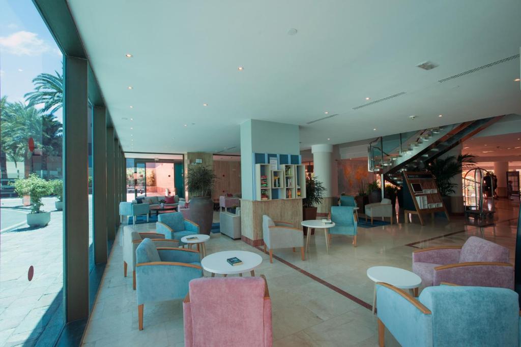 A seating area at Grupotel Tres Vidas