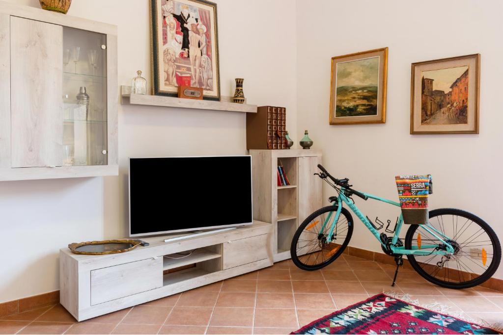 Telewizja i/lub zestaw kina domowego w obiekcie Borgo Stretto Bright Apartments