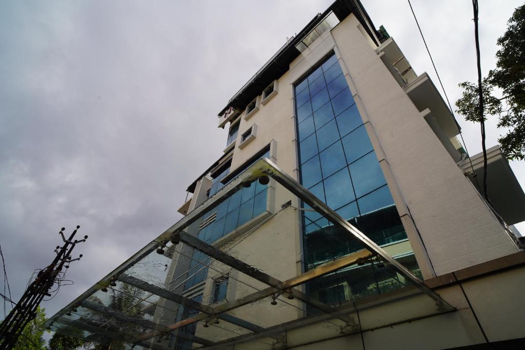 un edificio con ventanas de cristal en un lateral en North Centre, en Kochi