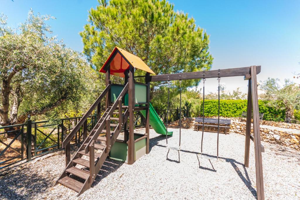 Herní místnost nebo prostor pro děti v ubytování Tu Villa Rural Alakran 2 Dormitorios Piscina privada