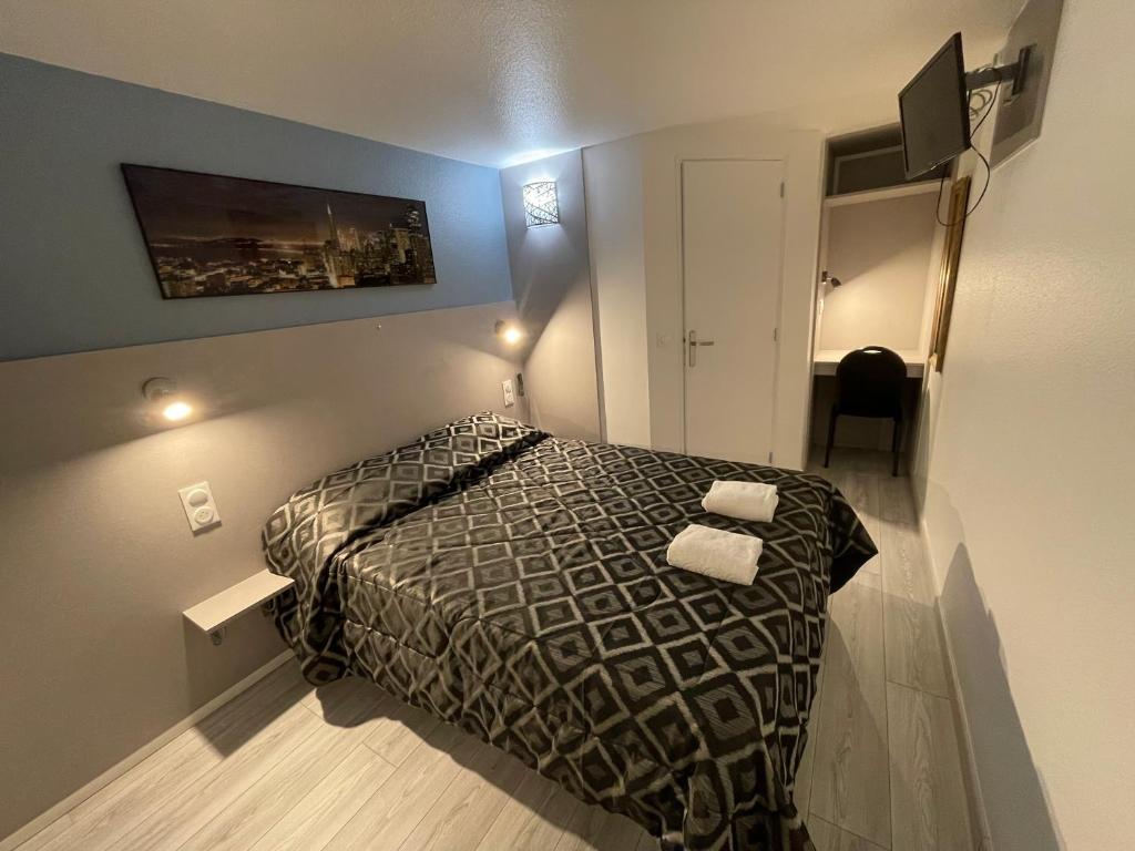 サン・ヴィッツにあるFasthotel Roissy - Saint-Witzのベッドルーム1室(ベッド1台付)