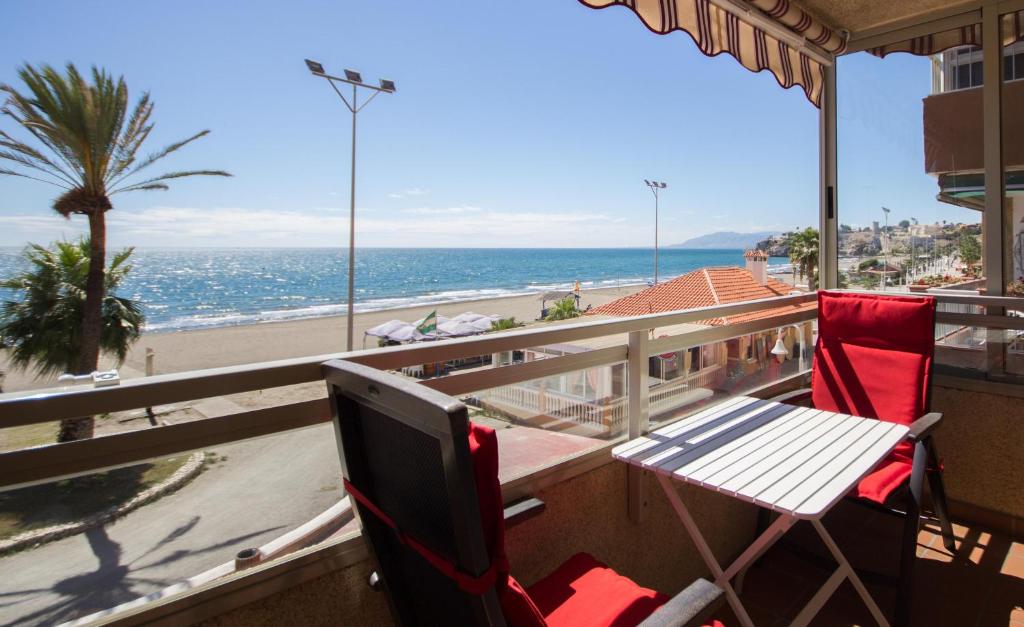 d'un balcon avec une table et des chaises et une vue sur la plage. dans l'établissement Studio 1 - Sea front, à Rincón de la Victoria