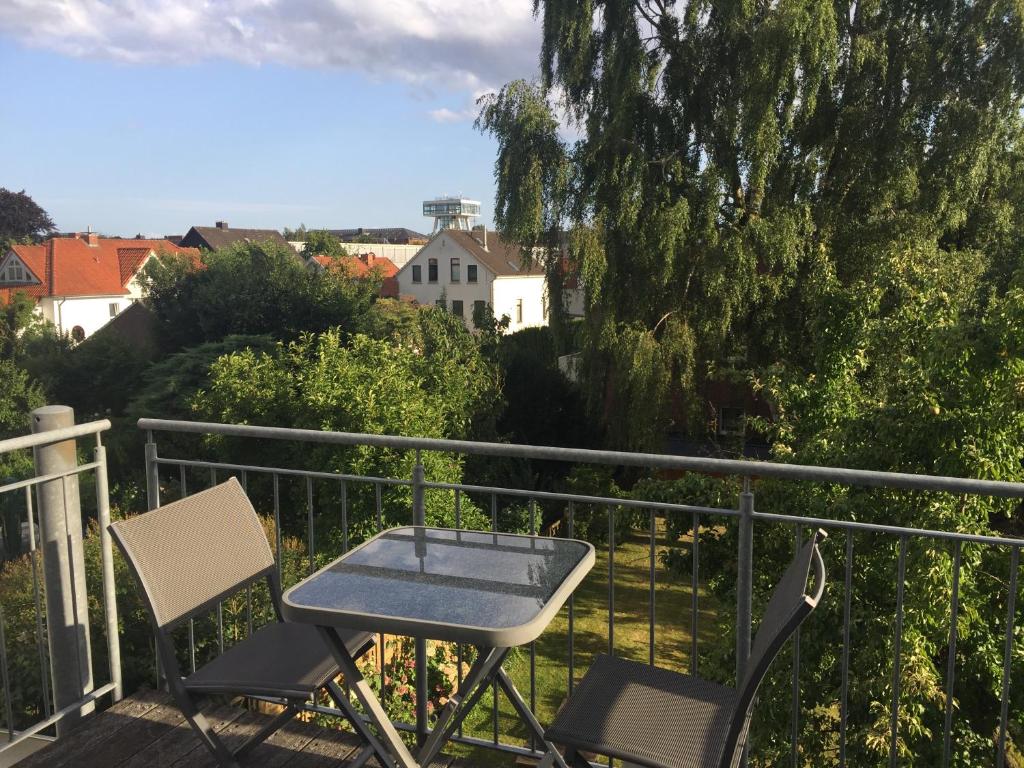 una mesa y 2 sillas sentadas en un balcón en Pension Mitte, en Oldenburg