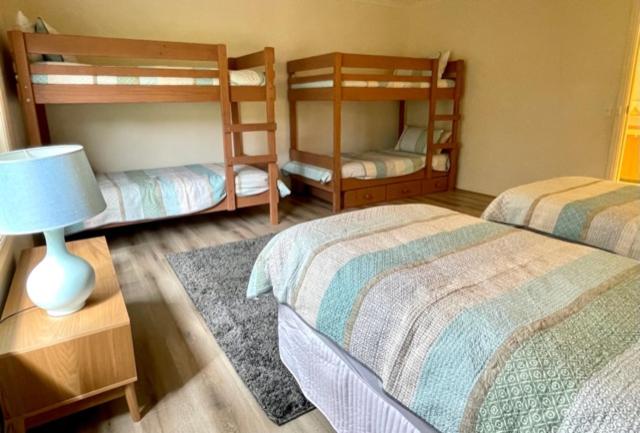 Poschodová posteľ alebo postele v izbe v ubytovaní Emu Bay Lodge