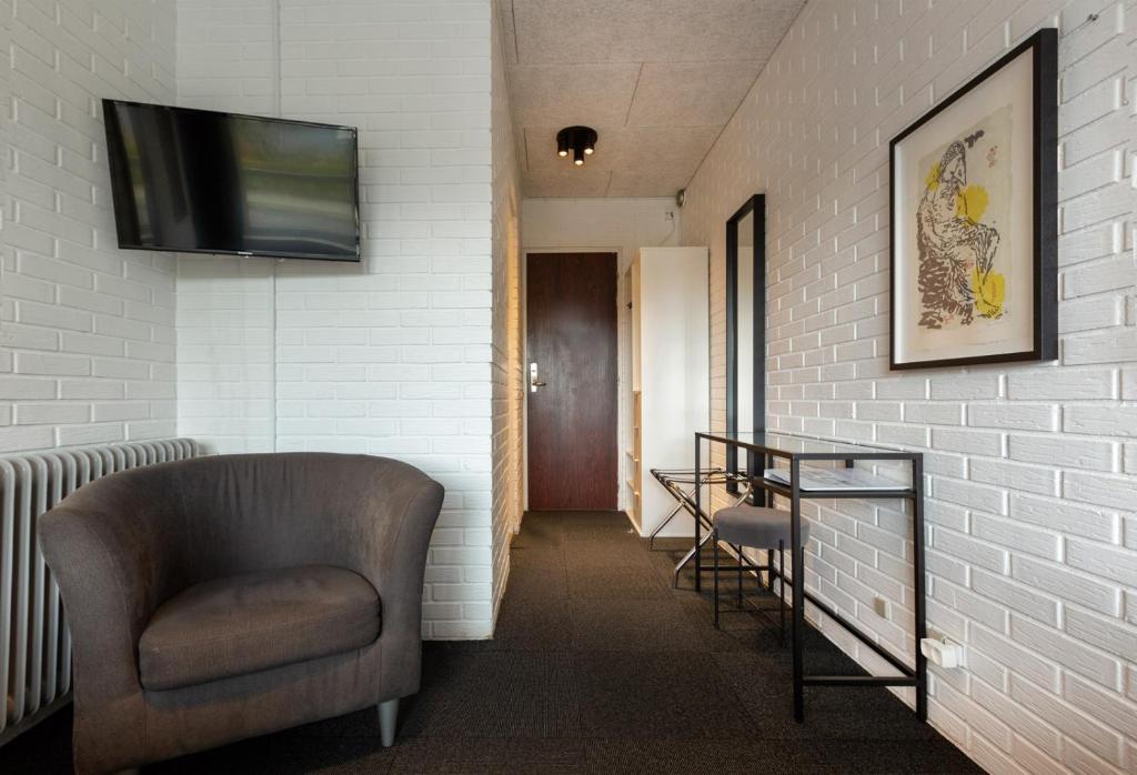 TV a/nebo společenská místnost v ubytování Dolphin Hotel Herning