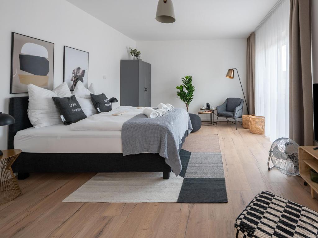 een slaapkamer met een groot bed in een kamer bij limehome Frankfurt Gutleutstraße - Digital Access in Frankfurt am Main