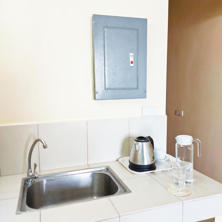 Kuchyň nebo kuchyňský kout v ubytování airobedz MANILA - A Value Hotel