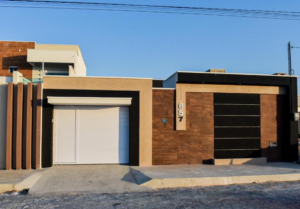 um edifício com duas portas de garagem em Casa Marilago em Camocim