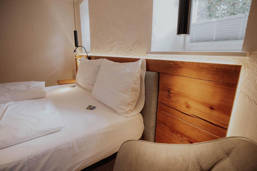 Postel nebo postele na pokoji v ubytování Altstadtmittehotel Sonne