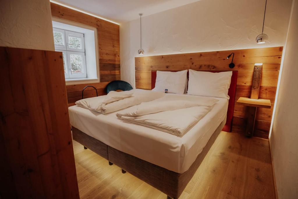 Postel nebo postele na pokoji v ubytování Altstadtmittehotel Sonne