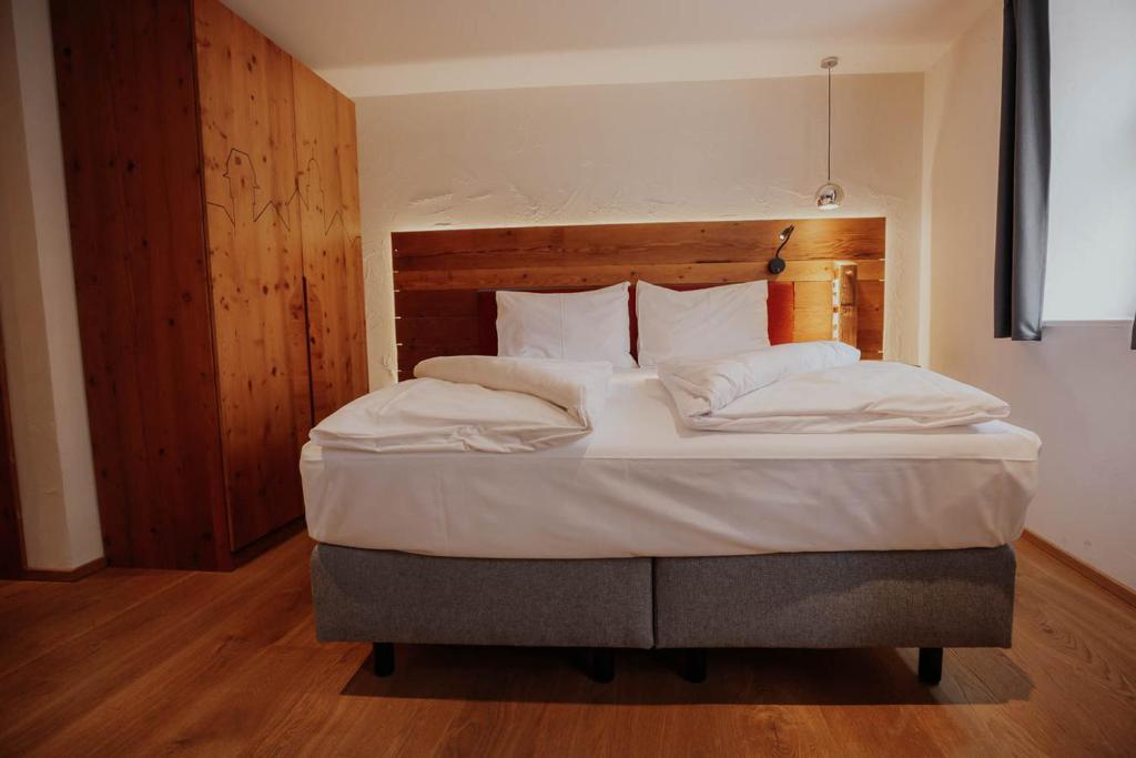 Postel nebo postele na pokoji v ubytování Altstadtmittehotel Sonne