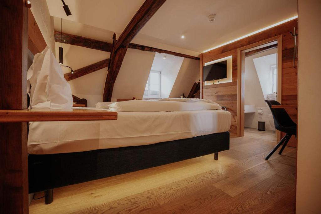 Postel nebo postele na pokoji v ubytování Altstadtmittehotel Sonne