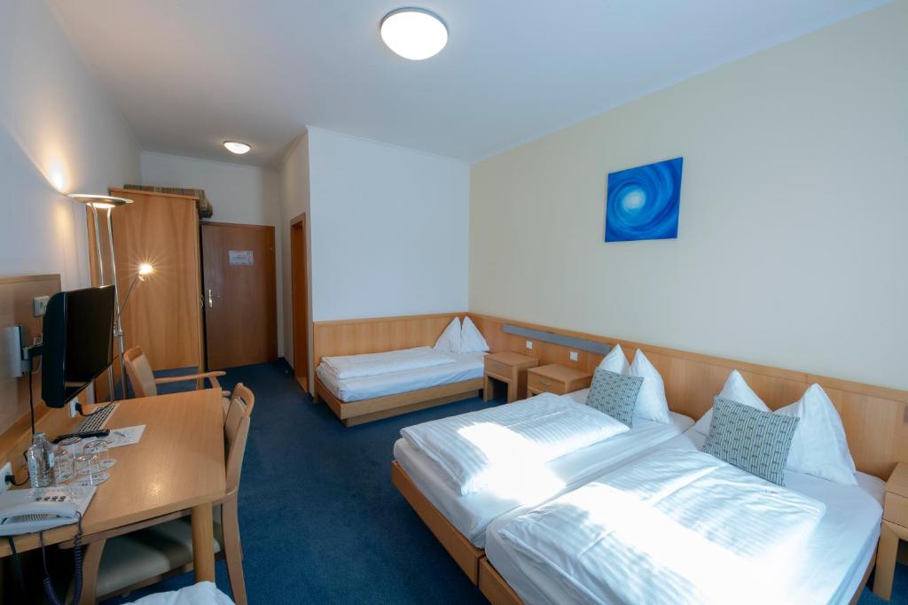 Habitación de hotel con cama grande y escritorio. en Wachauerhof, en Melk
