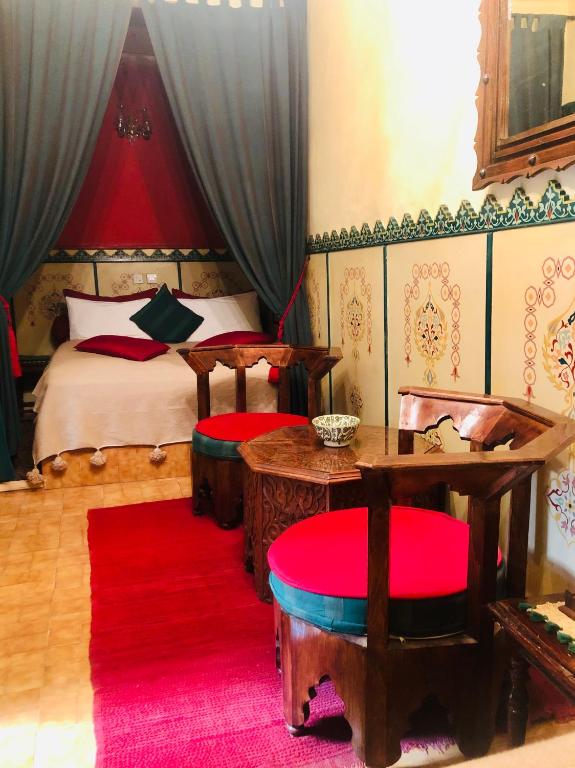 Postel nebo postele na pokoji v ubytování Riad Hotel Sherazade