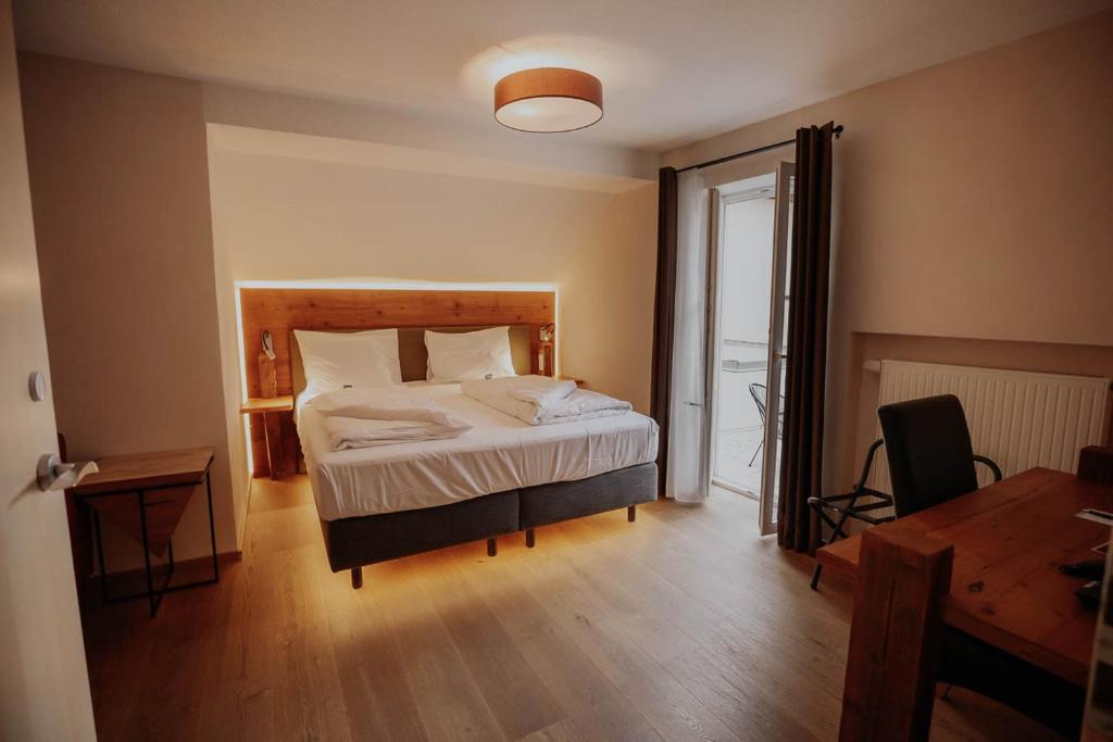 Postel nebo postele na pokoji v ubytování Hotel Gasthaus zur Sonne