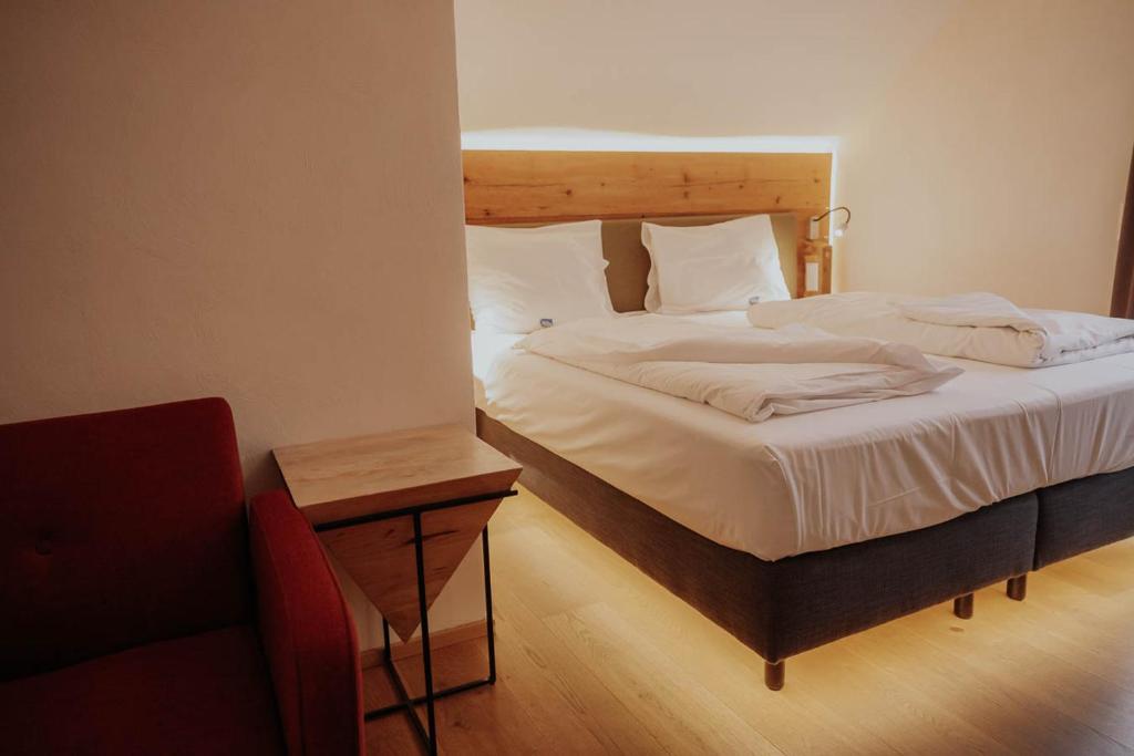 Postel nebo postele na pokoji v ubytování Hotel Gasthaus zur Sonne