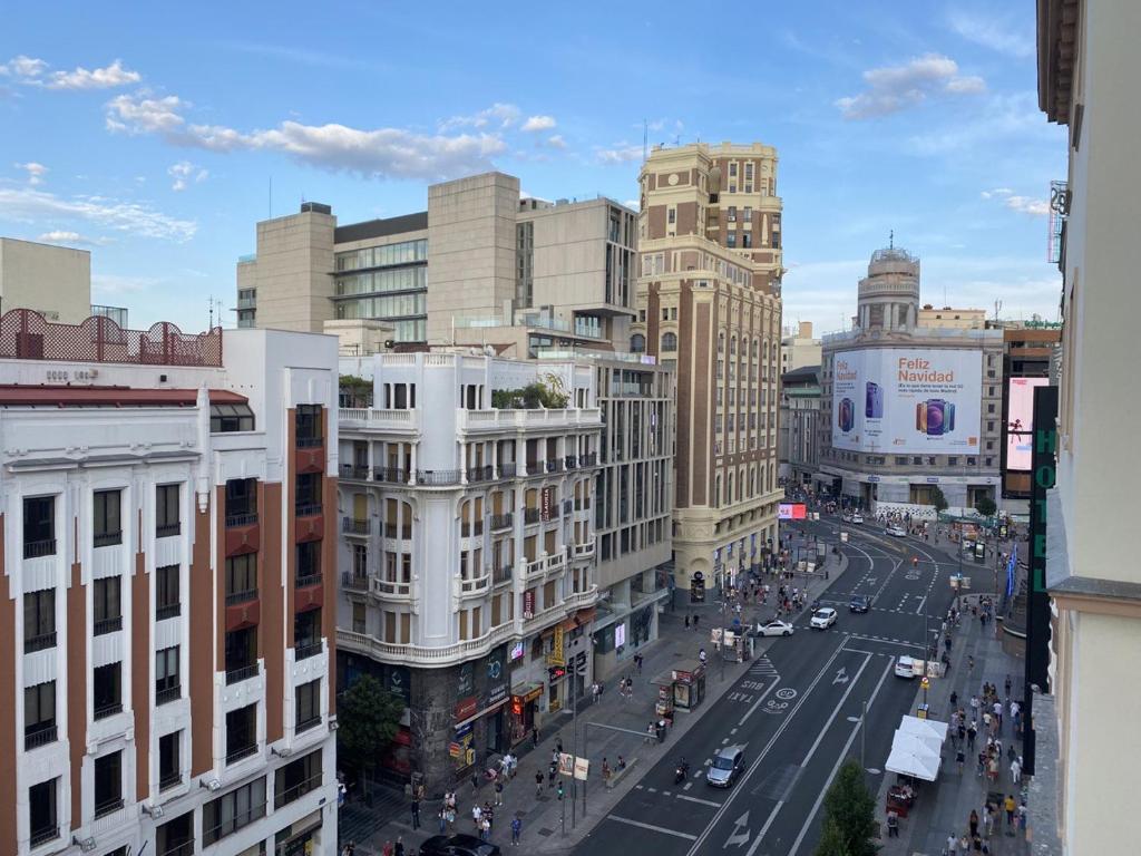 uitzicht op een straat in een stad met gebouwen bij Apartamento Doble Exterior en la GRAN VIA de Madrid in Madrid