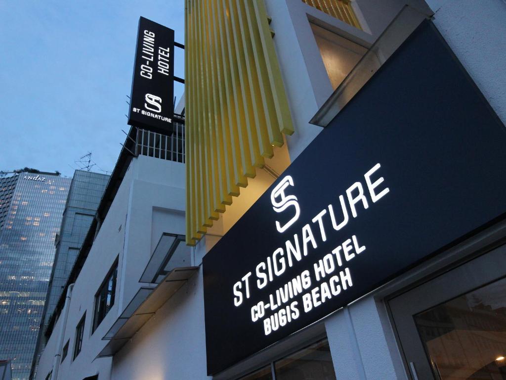una señal de tienda en un lado de un edificio en ST Signature Bugis Beach, SHORT OVERNIGHT, 8 Hours, 11PM-7AM en Singapur